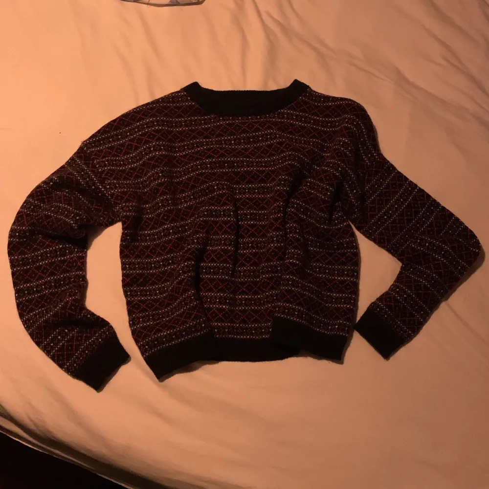 jätte fin stickad tröja eller ”grandpa sweatshirt” köpt second hand , bara använd fåtal gånger! bra skick.. Neuleet.