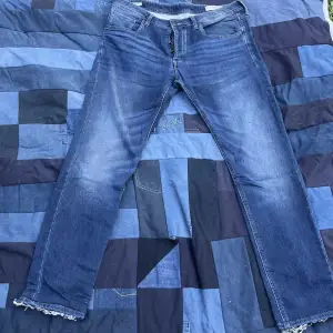 Sjukt snygga vintage jeans från Jack and Jones, jeans gjort i mjukisbyxmatrial, jätte bra Cond. Midjemått rakt över 49 cm, total mått 106 cm, benöppning  18 cm. Dm vid frågor:)
