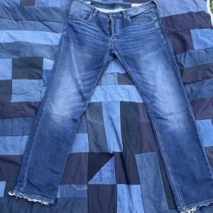 Vintage jeans - Sjukt snygga vintage jeans från Jack and Jones, jeans gjort i mjukisbyxmatrial, jätte bra Cond. Midjemått rakt över 49 cm, total mått 106 cm, benöppning  18 cm. Dm vid frågor:)