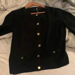 Säljer denna tröja med knappar på från Stockholm LM, köpt på sellpy!💓💓 