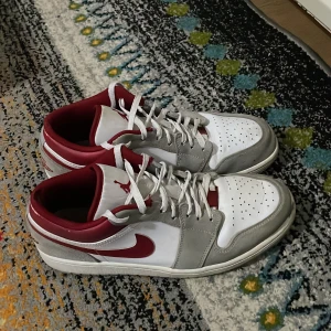 Jordan 1 low  - Har haft på mig dem ett par gånger och skicket på dem är 9/10  