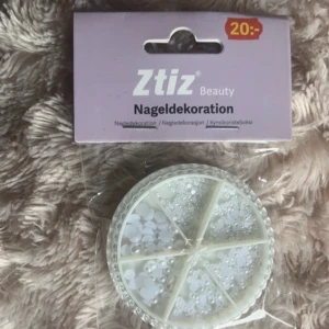 Helt nya oöppnade - Nagelkonst pärlor jättefina. Köpt för 20kr säljer 10kr