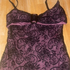 Linne  - Jätte snyggt som jag inte använder längre, använt den Max 2-3 gånger men ser helt ny ut 💕bra material på den och jätte skön! 