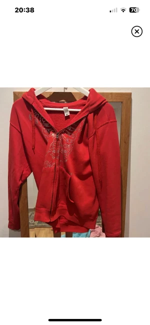 Rhinestone hoodie  - Hej, säljer denna Rhinestone hoodie i storlek xs, nyskick. Kan tänka mig 300kr, använd gärna köp nu! Unisex!!