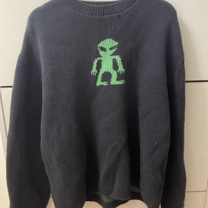 Fin stickad tröja - Sjukt fin stickad tröja från weekday som är perfekt för hösten/vintern. Fint tryck på brösten. Använt få gånger, sjukt bra skick!