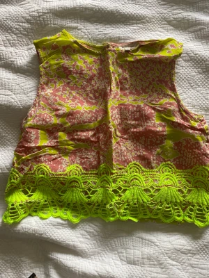 Toppar - Top river island 50 kr  Bustier 50 kr 