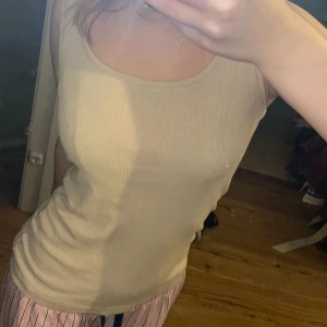 Beige linne  - Det här beige färgade linnet är i perfekt skick och har inga fläckar eller hål, den är lätt och skön, men den säljs för att göra rensa garderoben.