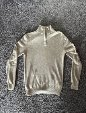 Les Deux Cashmerino Half-Zip  - En half-zip från Les Deux i cashmerino som behöver ny ägare då den är för liten. Kond: 9/10 Använd 2/3 gånger. Fits STS, så är du en liten medium eller small så passar den perfekt. Tveka inte att höra av dig vid frågor eller fler bilder😄🤝