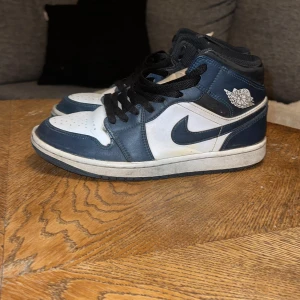 Jordan 1 Dark teal  - Säljer skorna pga att dem är försmå, box följer med om man vill.  Hör av er om det är nåt ni undrar 