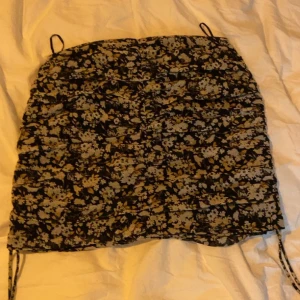 blommig kjol - svart blommig kjol ifrån gina tricot. Anväd 1 gång då det inte är min stil❤️