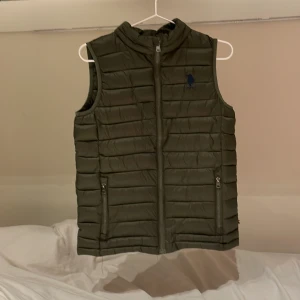Väst  - En militär grön väst som Andndvänts ett par gånger säljer den för att den är för liten för mig  Original pris 950kr jag säljer den för 700kr