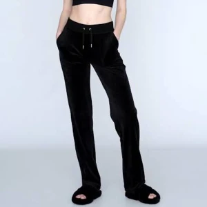 Juicy Couture Byxor - Säljer mina svarta juicy byxor, använda ett flertal gången utan några defekter alls, super sköna💕 köptes för nypris 1100 förra året