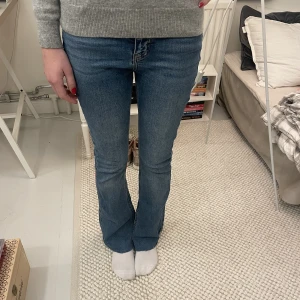 Ginatricot jeans  - Så sjukt coola jeans ifrån Ginatricot💗Med rosa blixtar på💗⚡️