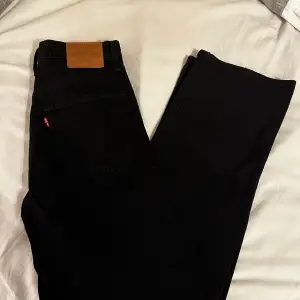 Svarta jeans som är i modellen 501 från Levi’s. Storlek 27. Nypriset låg på 1300 kr. Skriv vid funderingar eller för fler bilder ❣️