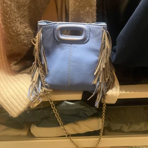 Maje väska - Hej säljer min as snygga maje väska som tyvär ej kommer till användning löngre den är jätte fin! Men tyvärr lite sliten derför priset är som det är.(Kolla på bilderna så ser ni)annars så fin och härlig färg. skriv om ni är intresserade. Pris kan diskuteas