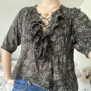 Blus med volang - En superfin blus i vackert mönster som ursprungligen kommer från Ralph Lauren men som jag köpt secondhand! Blusen är v-ringad och har en volang som går längs med skärningen och snörning över bröstet❤️