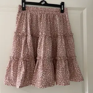 Gammelrosa kjol ifrån shein, använd fåtal gånger i mycket gott skick 