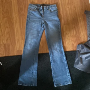 Lågmidjade jeans - Lågmidjade utsvängda jeans, för korta för mig!