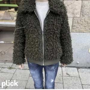 Hm jacka - Säljes denna super populära jacka från hm fast i svart. Mina bild är den sista. Storlek M men skulle säga passar S bättre.