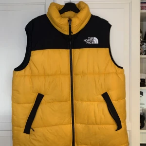 The North Face Nupste Väst - Säljer min The North Face Nupste väst, använd cirka 5 gånger. Storlek XL och en liten fläck som man knappt ser på sista bilden. Nypris 2900kr och mitt pris 1200!  Kan fraktas eller mötas upp hör av er vid intresse!   Priset är inte hugget i sten!