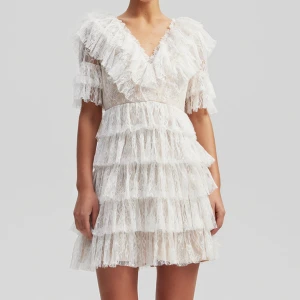 by malina klänning  - jätte fin by malina klänning, som är köpt ifrån plick. använd vid ett tillfälle, inge fel på klänningen alls. skriv privat om du är intresserad eller för bättre bilder.  