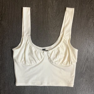 topp☁️ - en topp med gulliga detaljer, plagget är aldrig använt!