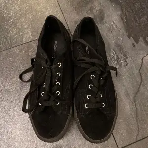 Svarta skor från H&M  Knappt använda  Snörena är ej orginal (originalet gick sönder)