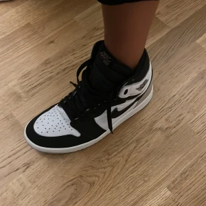 Jordans high - Ett par jordans high äkta som är i hyfsad bra skick, de kommer inte till användning mer och det är för små, vid snabb köp 1500kr