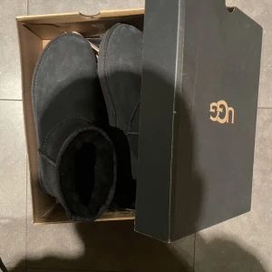 Uggs - Säljer dessa helt oanvända uggs då dem inte passade💕Skulle säga att dem är ganska små i storleken💕Passar perfekt nu till hösten💕hör av er vid fler bilder💕säljer + frakten💕