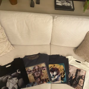 Limitato - 4 limitato t-shirts i storlek S  Nypris per t-shirt 1500kr  Alla limiterade  Vit tshirt är lite missfärgad i armhålan men inget som lite mamma knep inte kan fixa;) Mitt pris för alla 4 är 1999kr