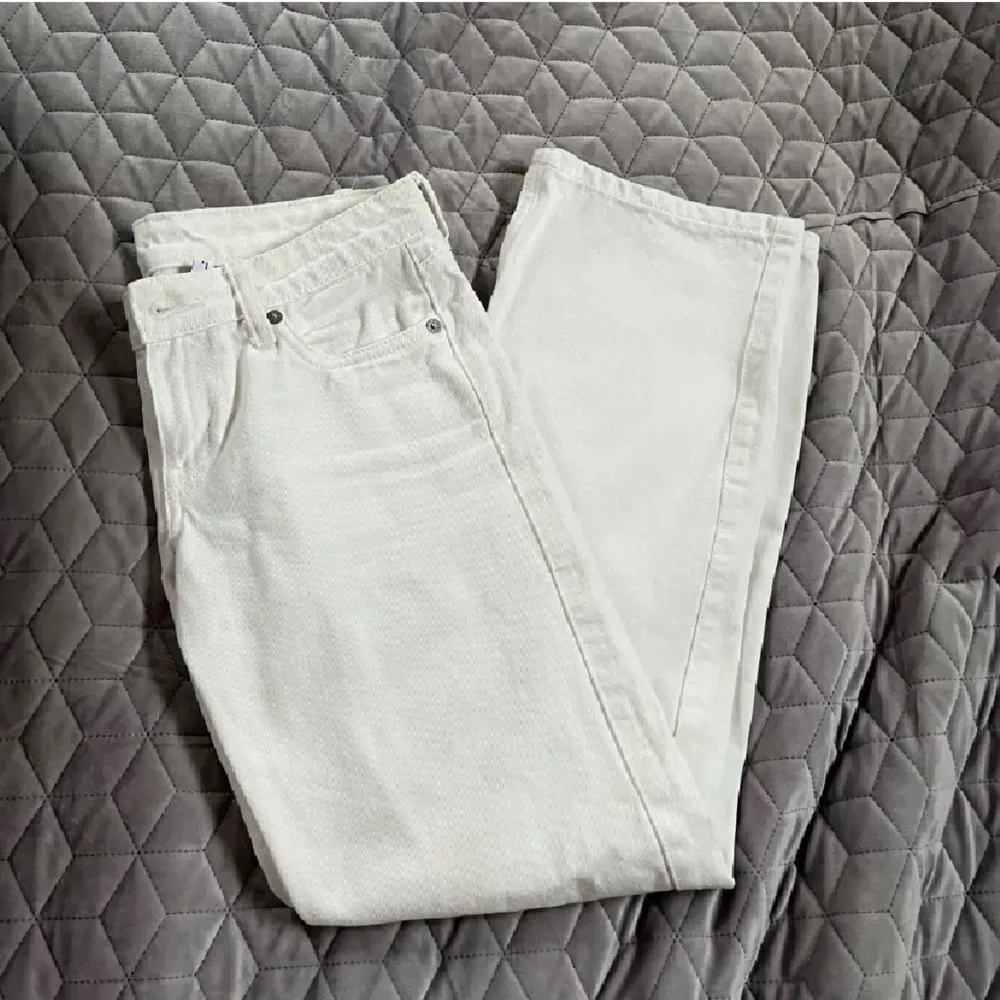 Weekday jeans i modellen Arrow💕 Säljer då dom har blivit för små (tror dom kan upplevas lite små i storlek). Inte exakt färgen på bilden då jag köpte mina för längesen och den färgen inte säljs längre💕 Färgen är mellan vit och beige men lutar mer åt vit😇. Jeans & Byxor.