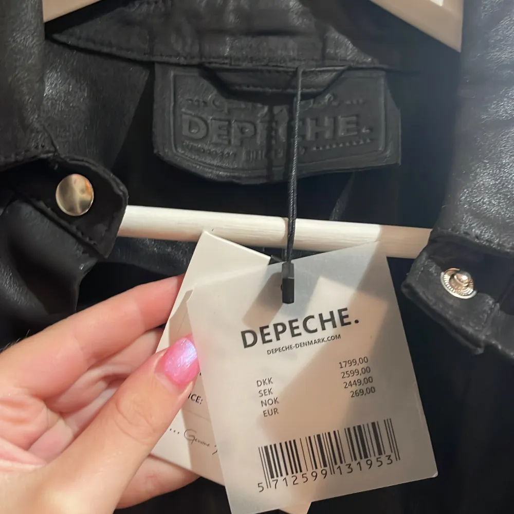 En jätte cool ”skinn-skjorta” från depeche. Som ni ser är nypriset 2599 kr så den är väldig dyr.. Skjortor.