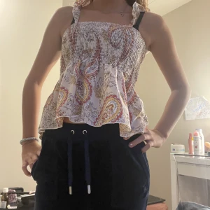 Somrig fin topp - Säljer min jättefina nya topp, aldrig använd💕