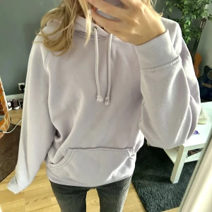 Lila hoodie från Bik Bok - Hoodie från bik bok i storlek M 💜💜 Kommer inte längre till användning (Den är lite nopprig) 