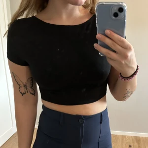 Topp - Kort topp. På bilden har jag den bak-och-fram vilket gör den hög i ringningen. 