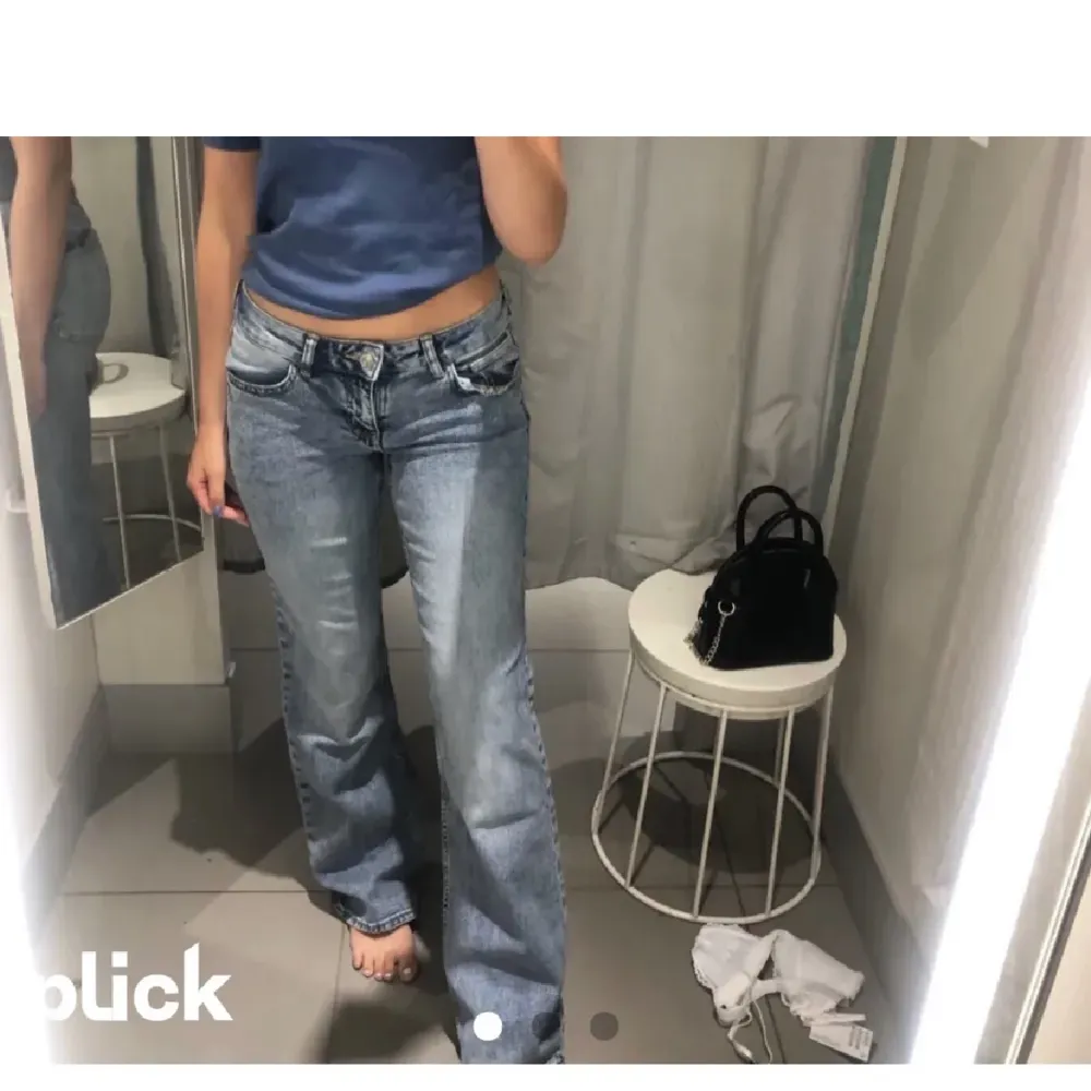 Säljer dessa sjukt snygga lågmidjade hm jeansen! Som är slutadålda på hemsidan 💗 . Jeans & Byxor.