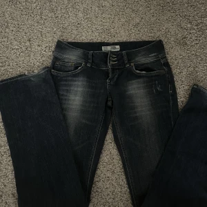Lågmidjade jeans. - Jätte fina jeans lågmidjade. Midjan är 82 och innerbenet ma läng är 83. 