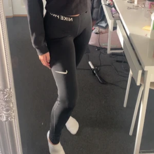 Träningstights  - Träningstights från Nike! Storlek S🫶🏽 Säljer för 99kr