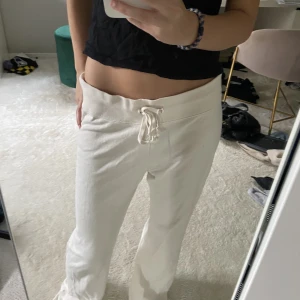 Yoga pants brandy melville! - Säljer dessa sjukt snygga yoga pants med snören. Säljer för att de är för långa (jag är 165). Bra skick, (lite smutsiga där nere då jag gått på de). Använd ca 5 ggr! 