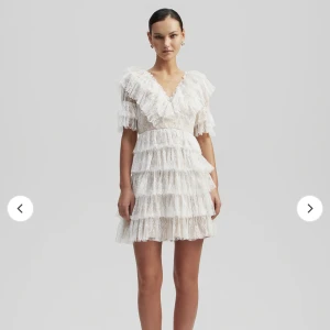 By Malina klänning  - Säljer en By Malina Sky dress med nypris 2800kr i storlek M. Köpt här på Plick och sägs vara använd en gång. Alltså i väldigt gott skick. Endast provad av mig. Mitt pris 1500kr+ frakt. Pris kan diskuteras vid snabb affär.