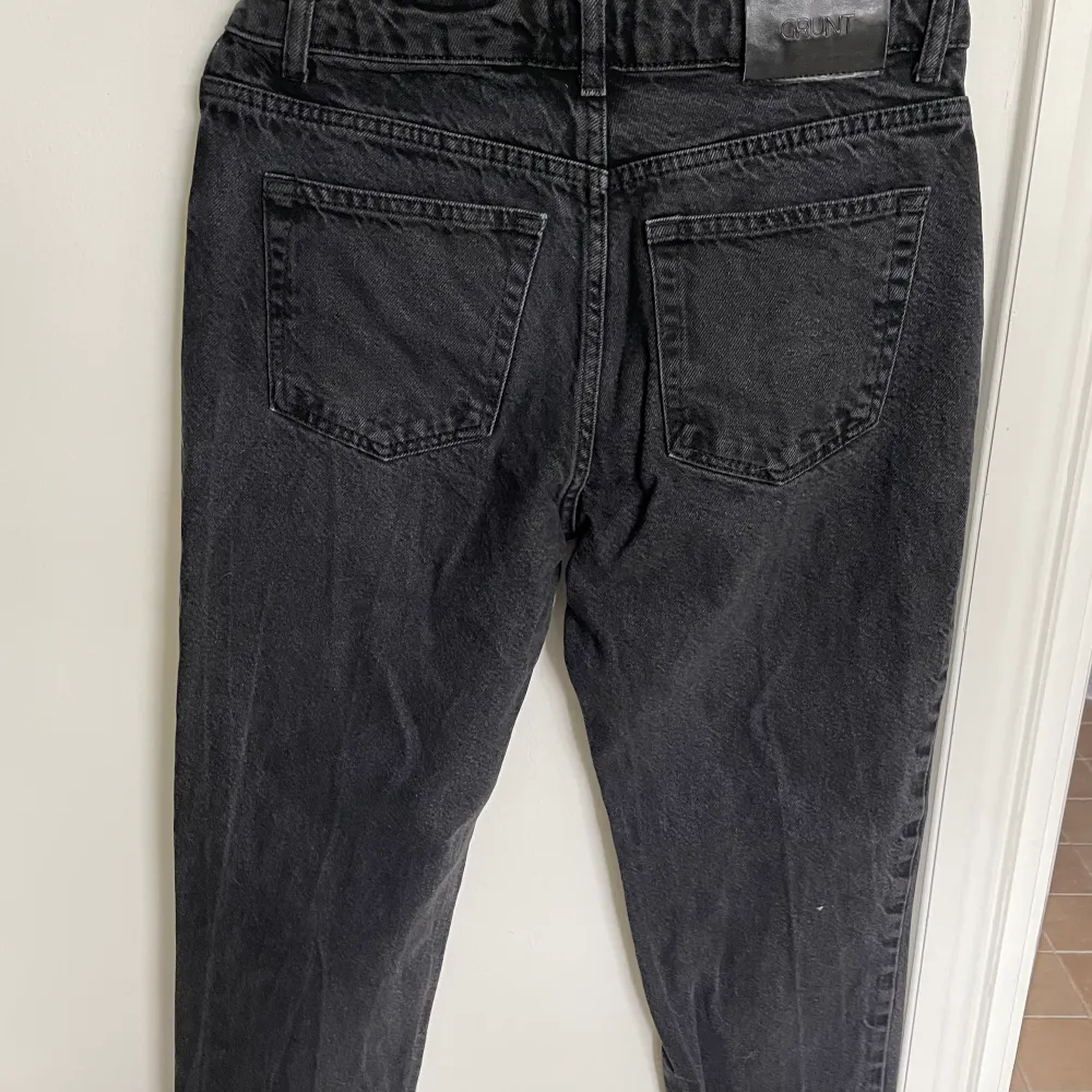 Riktigt snygga jeans från grunt. Köpta för 600/700, säljer för 200kr. Jeans & Byxor.