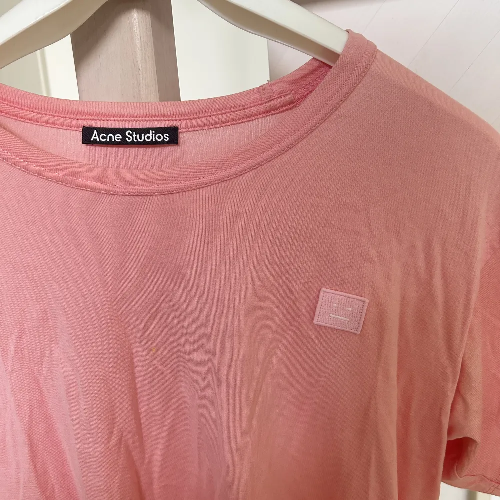 Acne T-shirt som knappt används. T-shirts.