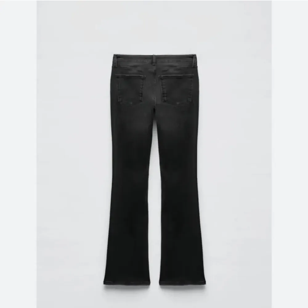 Snygga lågmidjade långasvarta jeans. Är 175 och passar min längd. Perfekta till höstoutfiten!! 🧡 Är i stl 40 men funkar för mindre också. . Jeans & Byxor.