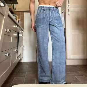 Reversable jeans - Reversable jeans, det finns alltså inget ut- och in, utan de har knappar och fickor så att det går att ha jeansen åt båda hållen. Smart design och Båda färgerna är sjukt snygga. Vid och rak passform. Bara att skriva för fler bilder. Passar Ca W31 L33 / M