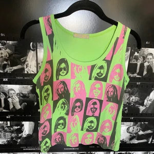 Cool topp - Säljer världens coolaste topp med coolt färgglatt tryck! Fint skick! Pris kan diskuteras vid snabb och smidig affär