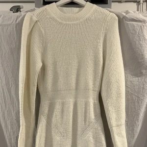 Adoore stickad långklänning  - En lång stickad adoore klänning i färgen vit. Jätte bekvämt och mjukt material, använd en gång. 