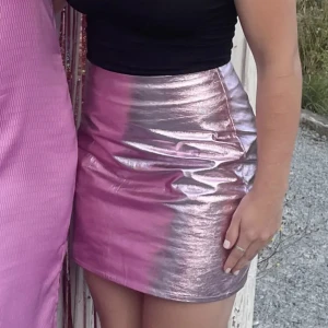 Rosa festkjol  - Rosa-skimrig kjol från Monki. Endast använd en gång. Den är typ lite metallic i färgen.