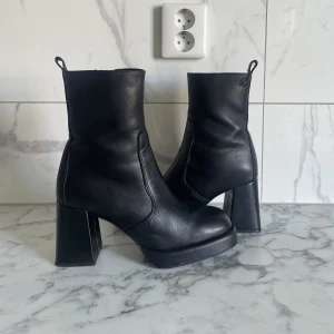 K.cobler läder stövletter - Stövletter i äkta läder från k.cobler, köpta från scorett. Köpta för 1899kr, använda ca 3 korta gånger. I mycket bra skick och har varit väl omhändertagna. 