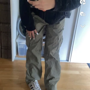 Gröna lowwaist cargo byxor - Cargo byxor som är lowwaist från hm men inte riktigt min still längre! Bra kvalitet💕