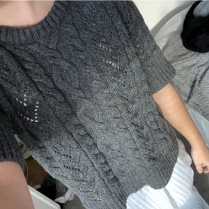 Stickad t shirt - Från zara, fint skick. Storlek M men passar mig som XS/S